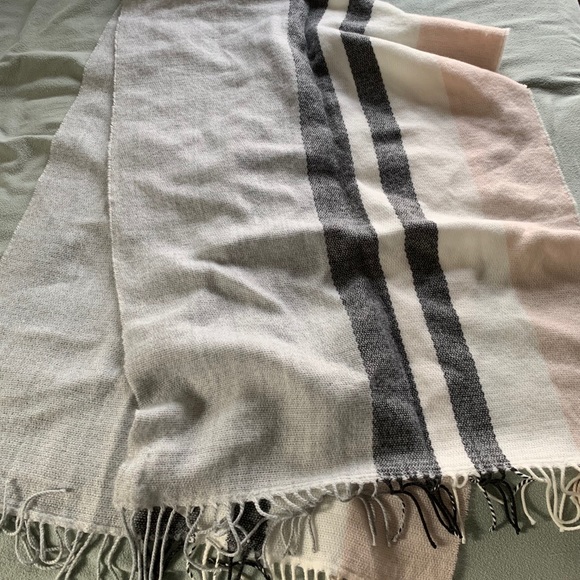 H&M scarf - Picture 2 of 2